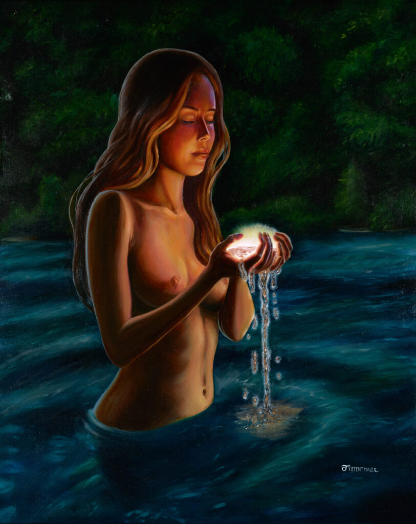 Eine Frau steht im dunklen Wasser, die Augen gesenkt, und hält ein Licht in ihren Händen, aus dem Wasser rinnt.